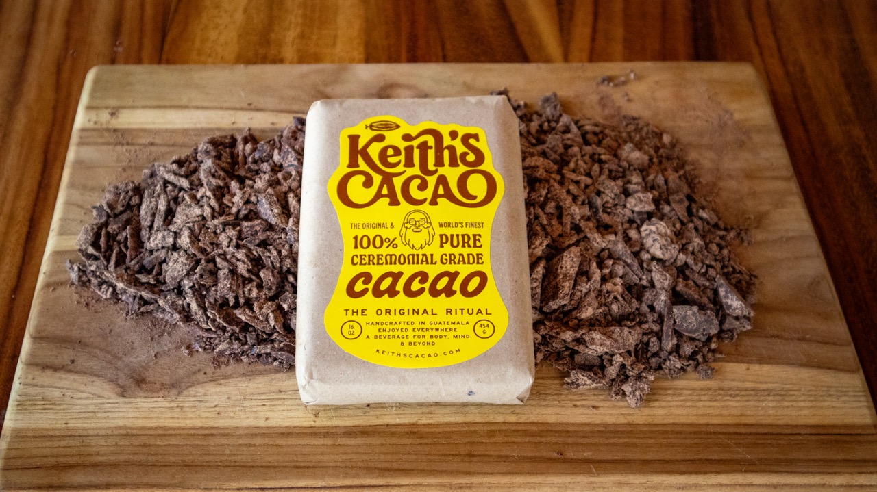 Keith's Cacao 454 g harkko raastetun seremoniakaakaon vieressä