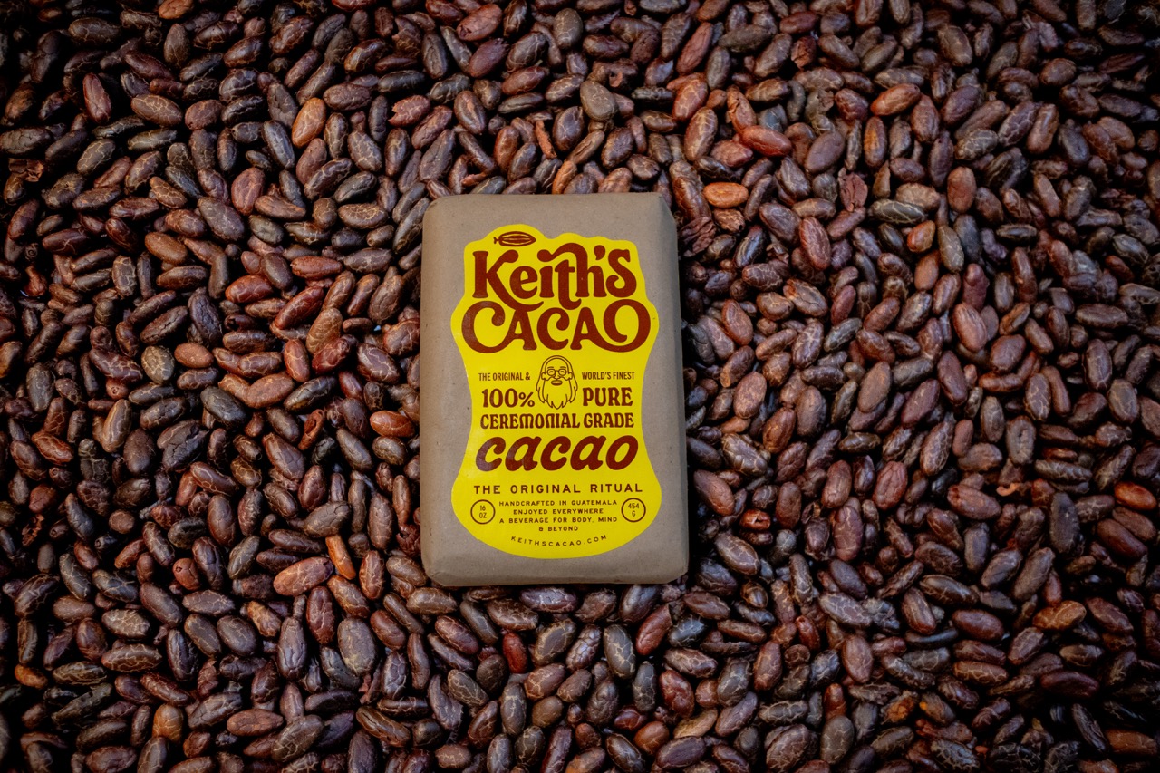 Keith's Cacao -harkko aitojen kaakaopapujen keskellä